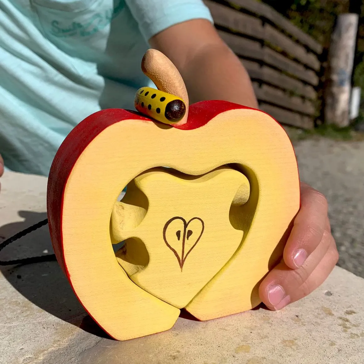 BumbuToys Apple with Worm Online