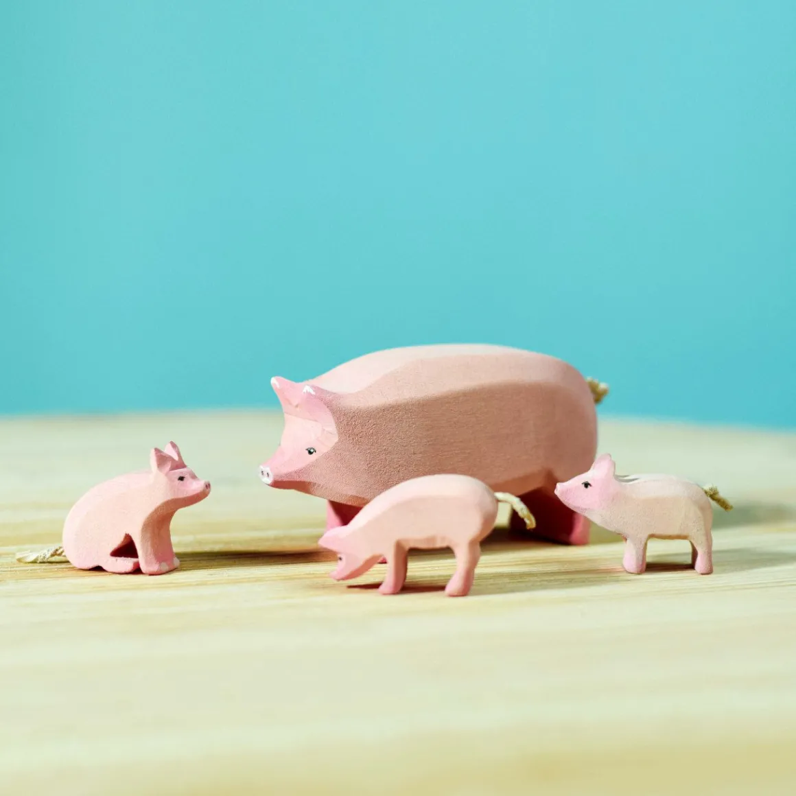BumbuToys Piglet Eating Outlet