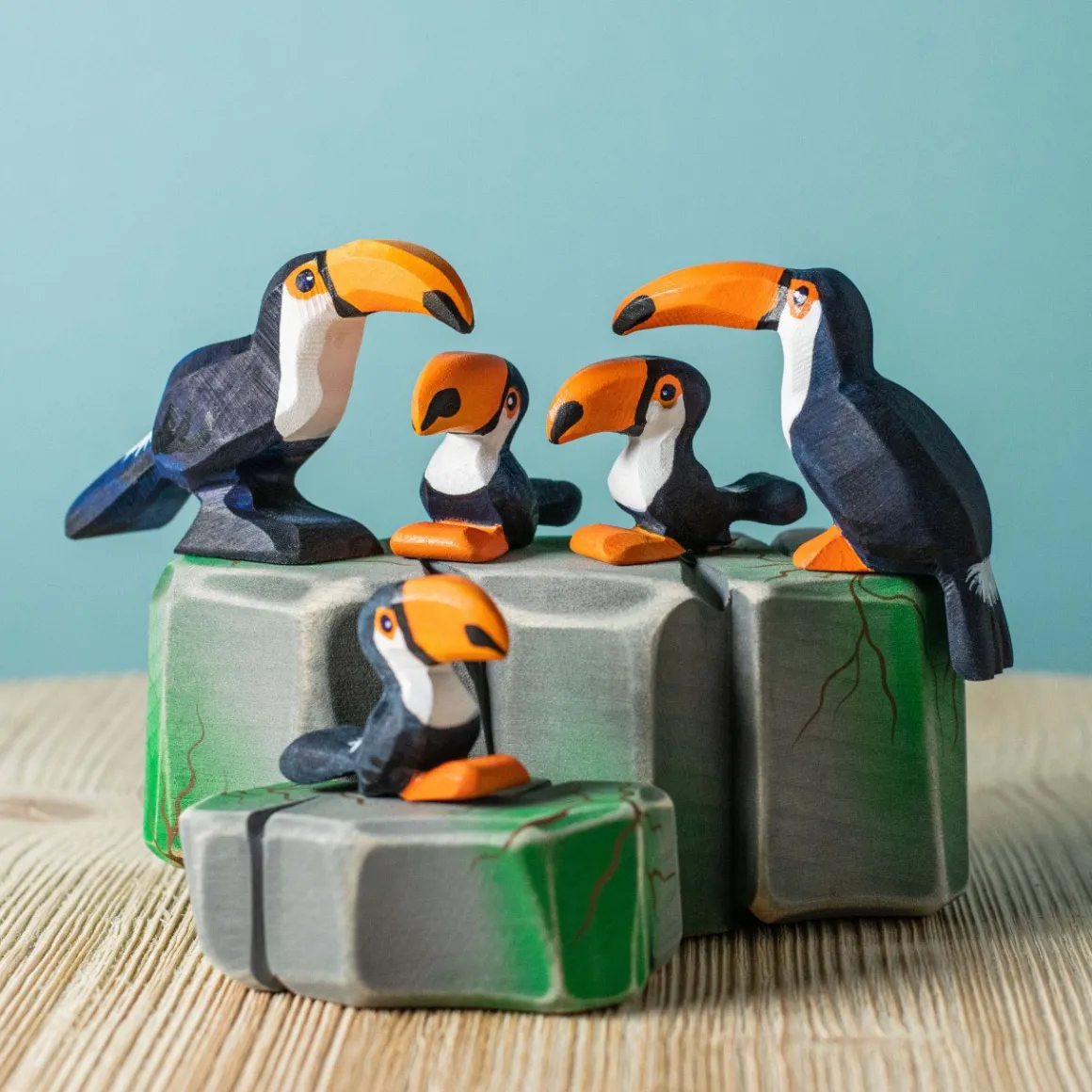BumbuToys Toucan Sitting Best