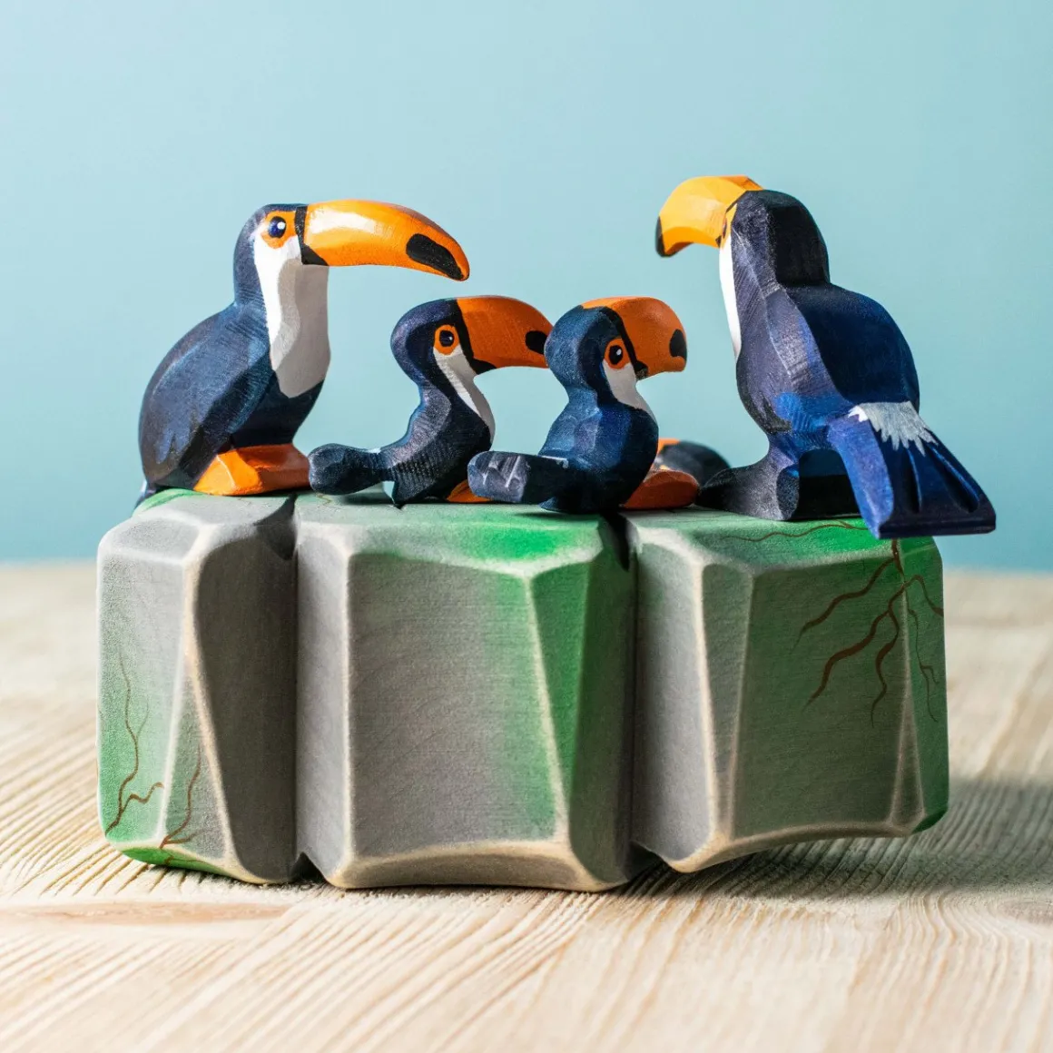 BumbuToys Toucan Sitting Best