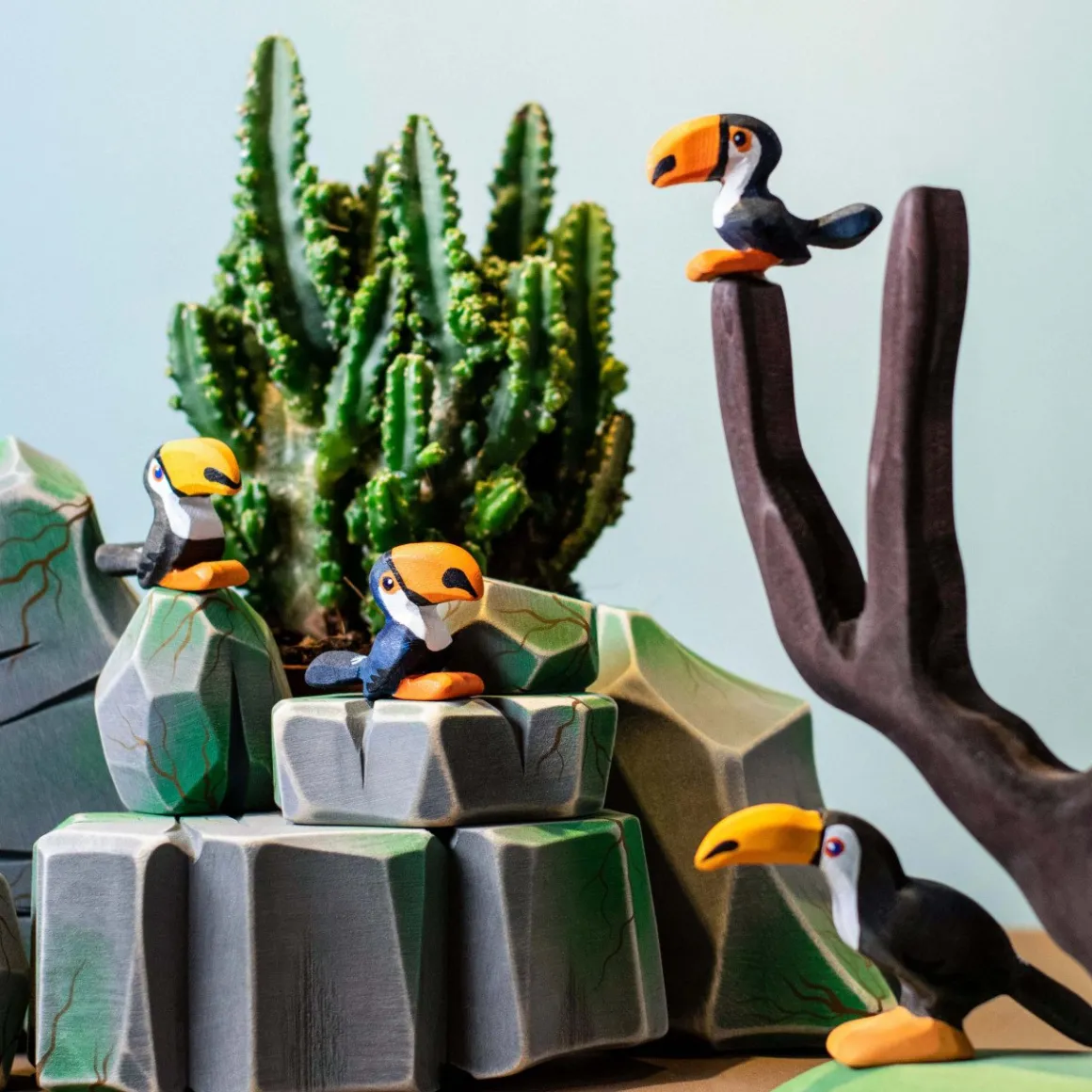 BumbuToys Toucan Sitting Best